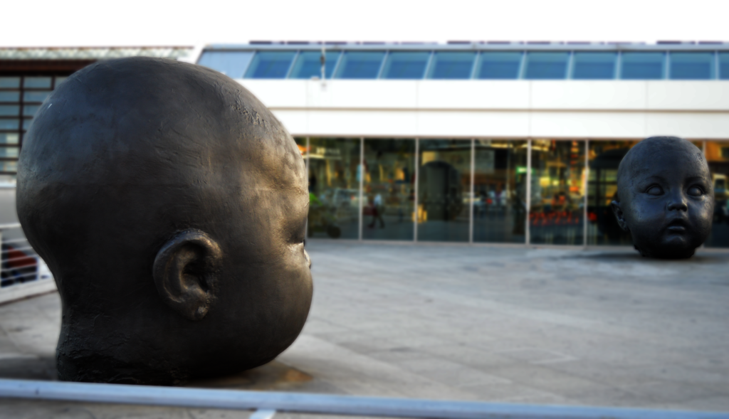 Esculturas de Antonio López: Cabezas de bebé en Atocha